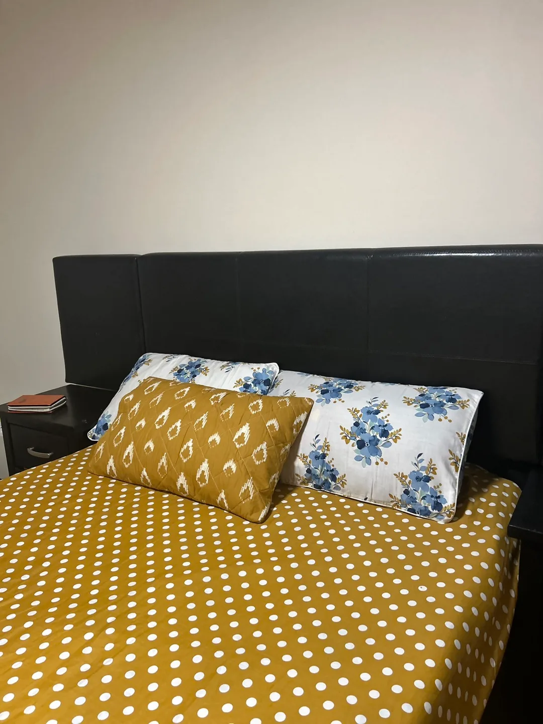 Queen-size bedroom set with headboard and two nightstands image indicator(3)