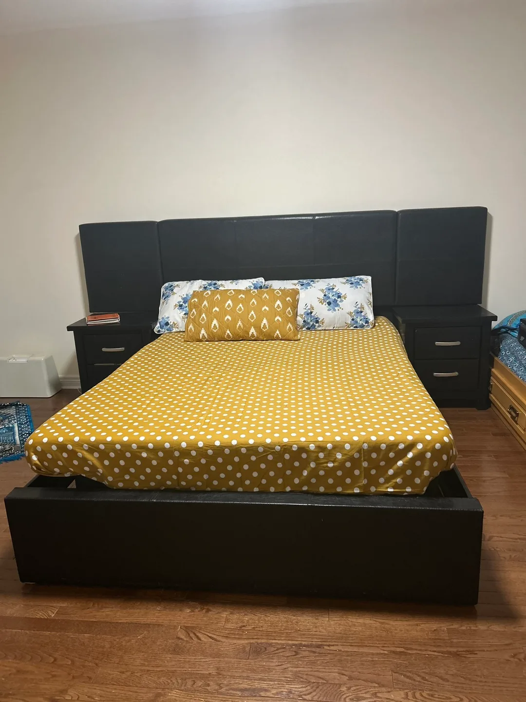 Queen-size bedroom set with headboard and two nightstands image indicator(4)