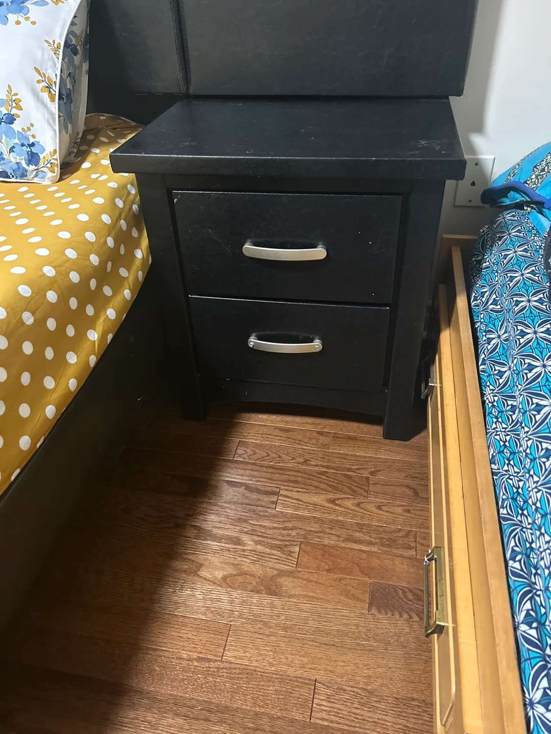 Queen-size bedroom set with headboard and two nightstands image indicator(5)