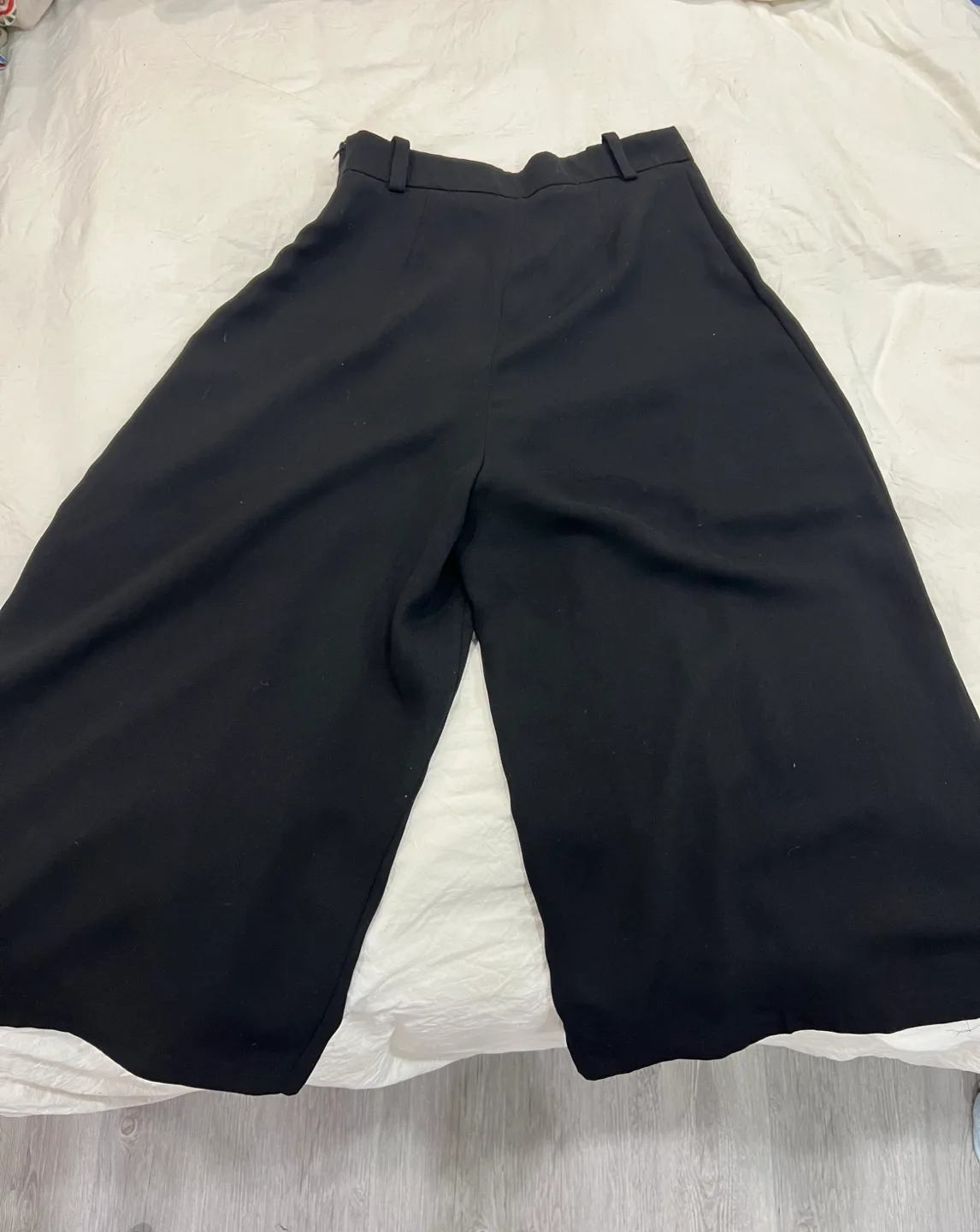 Zara Black Wide Leg Culottes / Cropped pants image indicator(3)