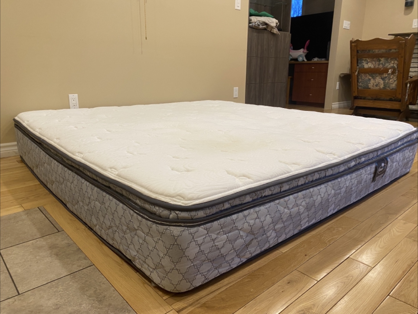 Simmons King Size Beauty Sleep Pillow Top Mattress (CAN DELIVER) - photo 5