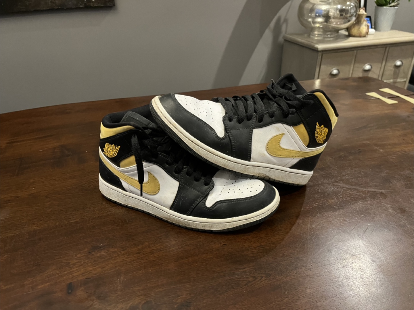 Air Jordan 1 Mid Black yellow white Sneakers
