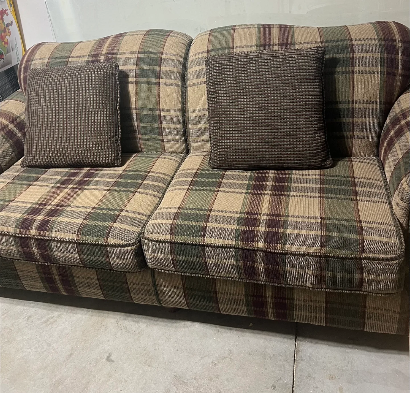 Sofa and delivery available image indicator(2)