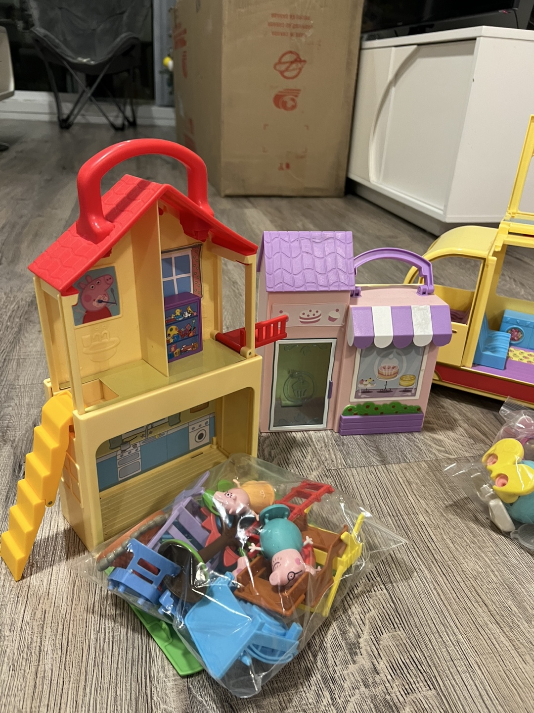 Peppa Pig Playset with Accessories lot - photo 2