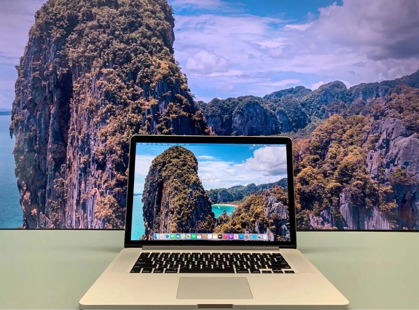 Apple MacBook Pro 15 inch RETINA i7 image indicator(2)