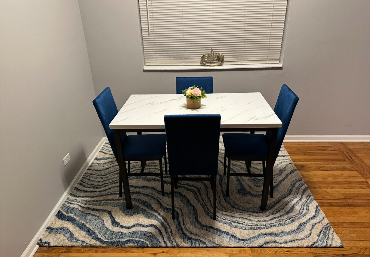 Dining Table with 4 Velvet Chairs - photo 4