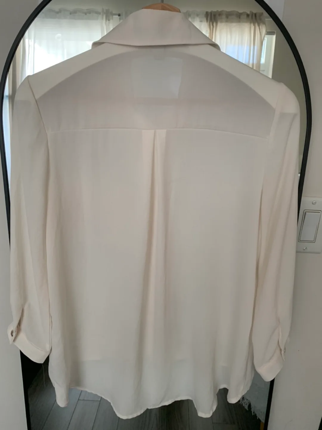 Forever 21 Cream Blouse Size Small 🌷💚 image indicator(2)