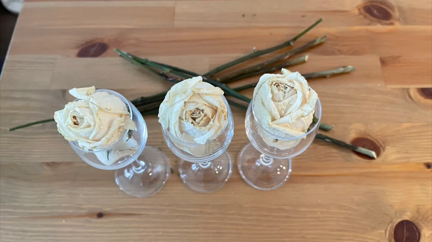 Set of 3 dried roses decor in small crystal glasses- great gift image indicator(2)