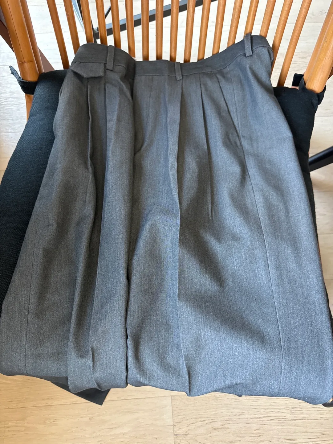 Men’s Size Medium Gray Pleated Pants image indicator(3)