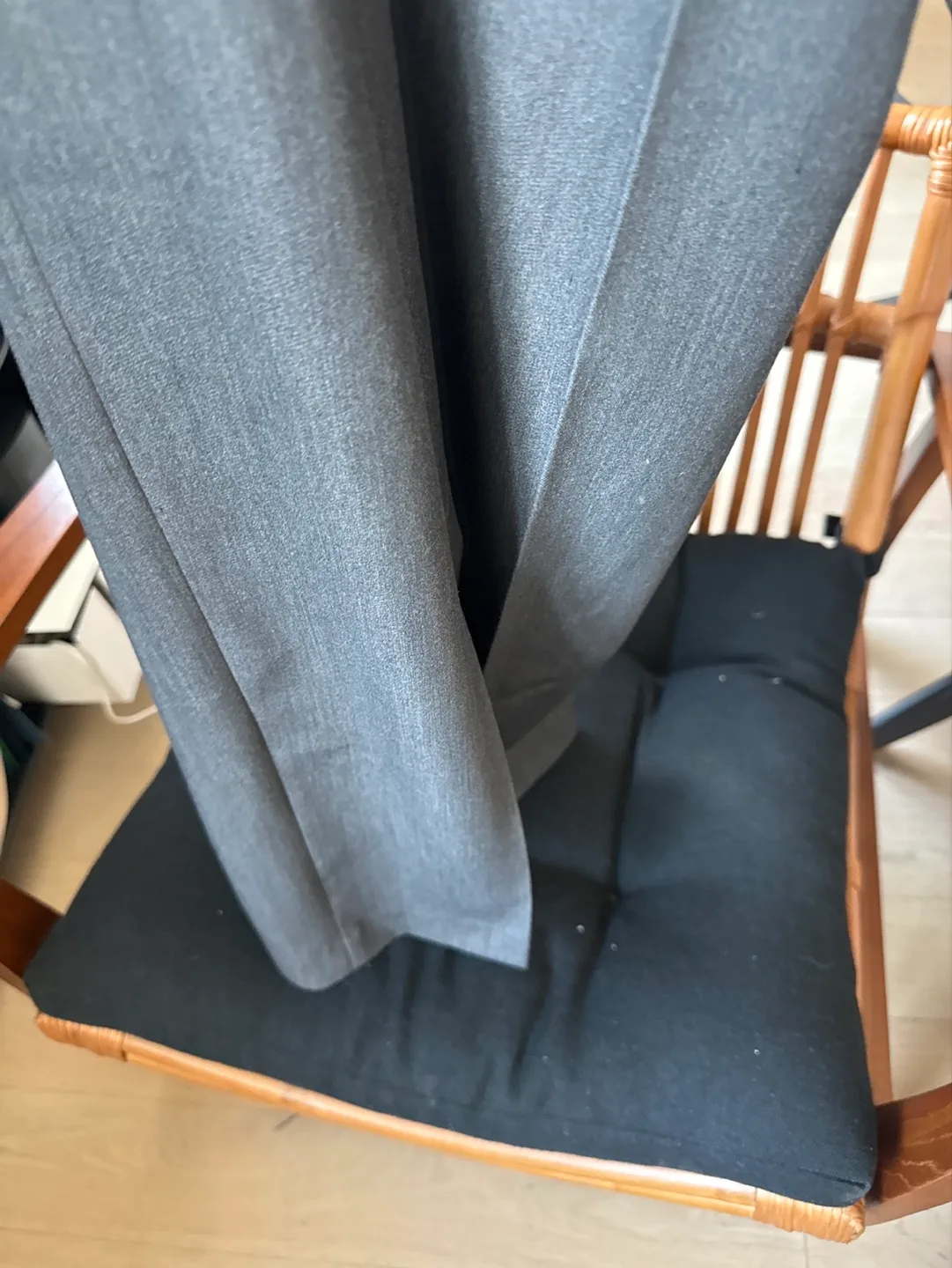 Men’s Size Medium Gray Pleated Pants image indicator(4)