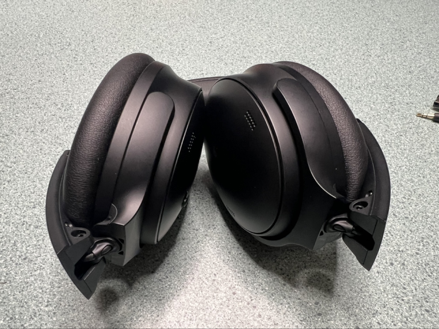 Bose Noise-Cancelling Headphones - photo 4