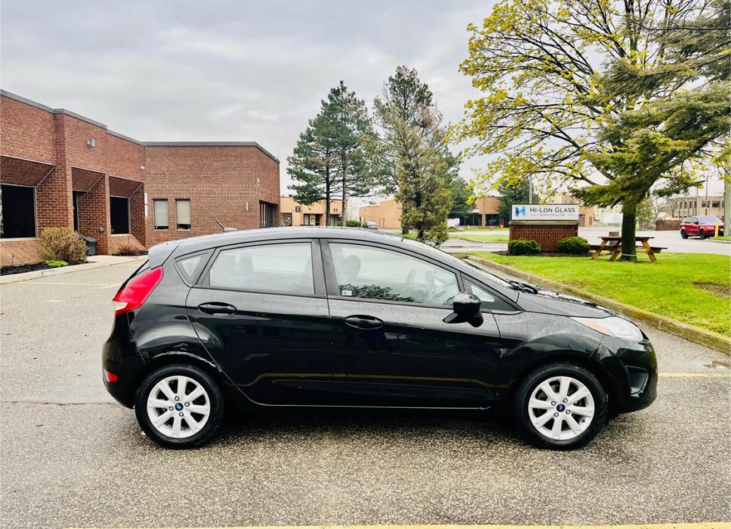 2013 Ford Fiesta - Black 5-Door Hatchback - photo 3