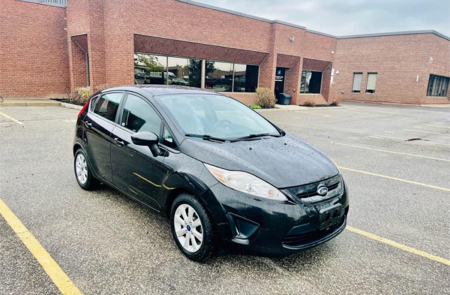 2013 Ford Fiesta - Black 5-Door Hatchback - photo 4