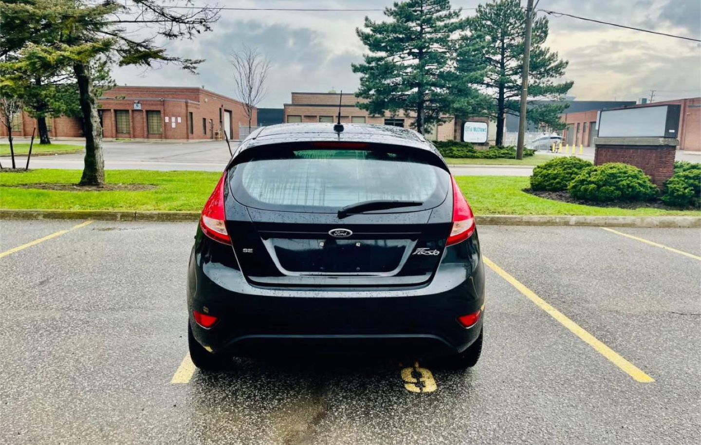 2013 Ford Fiesta - Black 5-Door Hatchback - photo 5