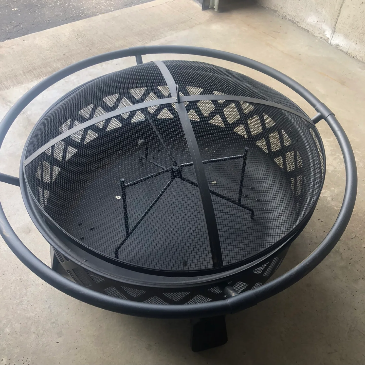 Black Metal Outdoor Wood Fire Pit image indicator(3)