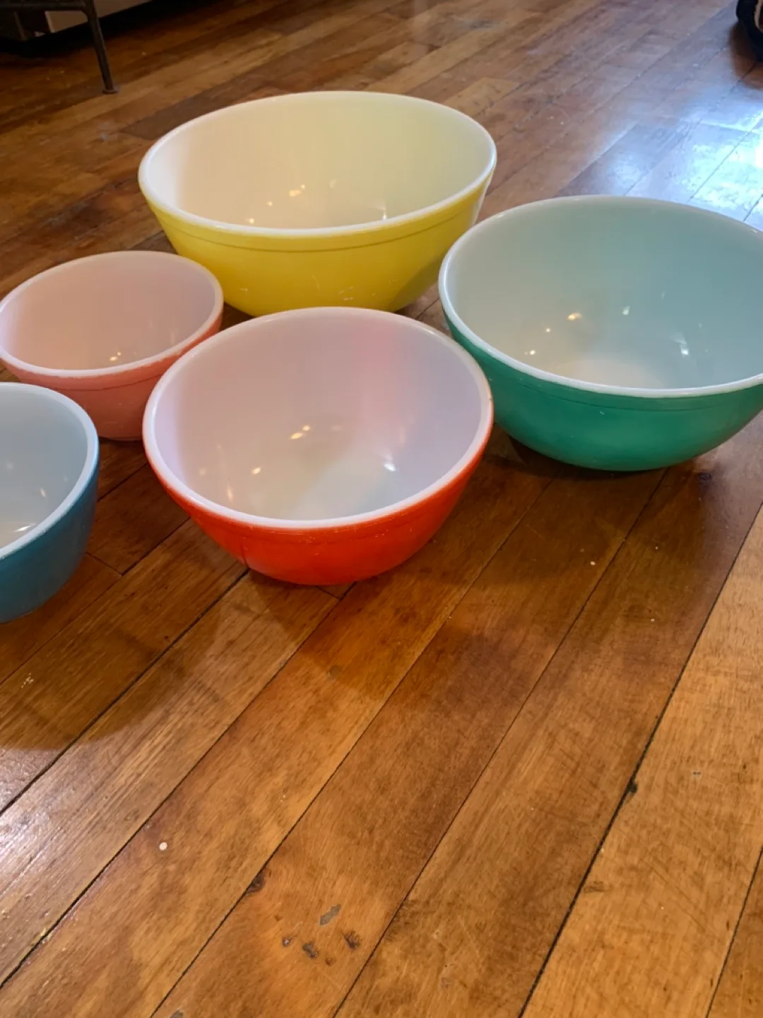 Vintage Pyrex nesting bowls +1 image indicator(3)