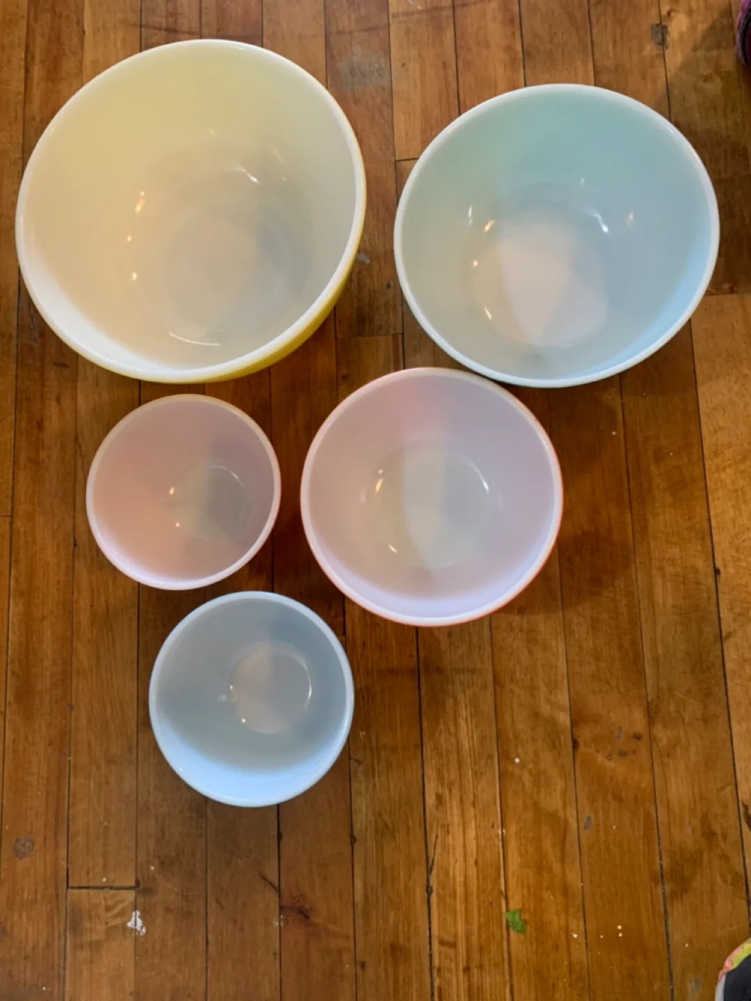 Vintage Pyrex nesting bowls +1 image indicator(4)