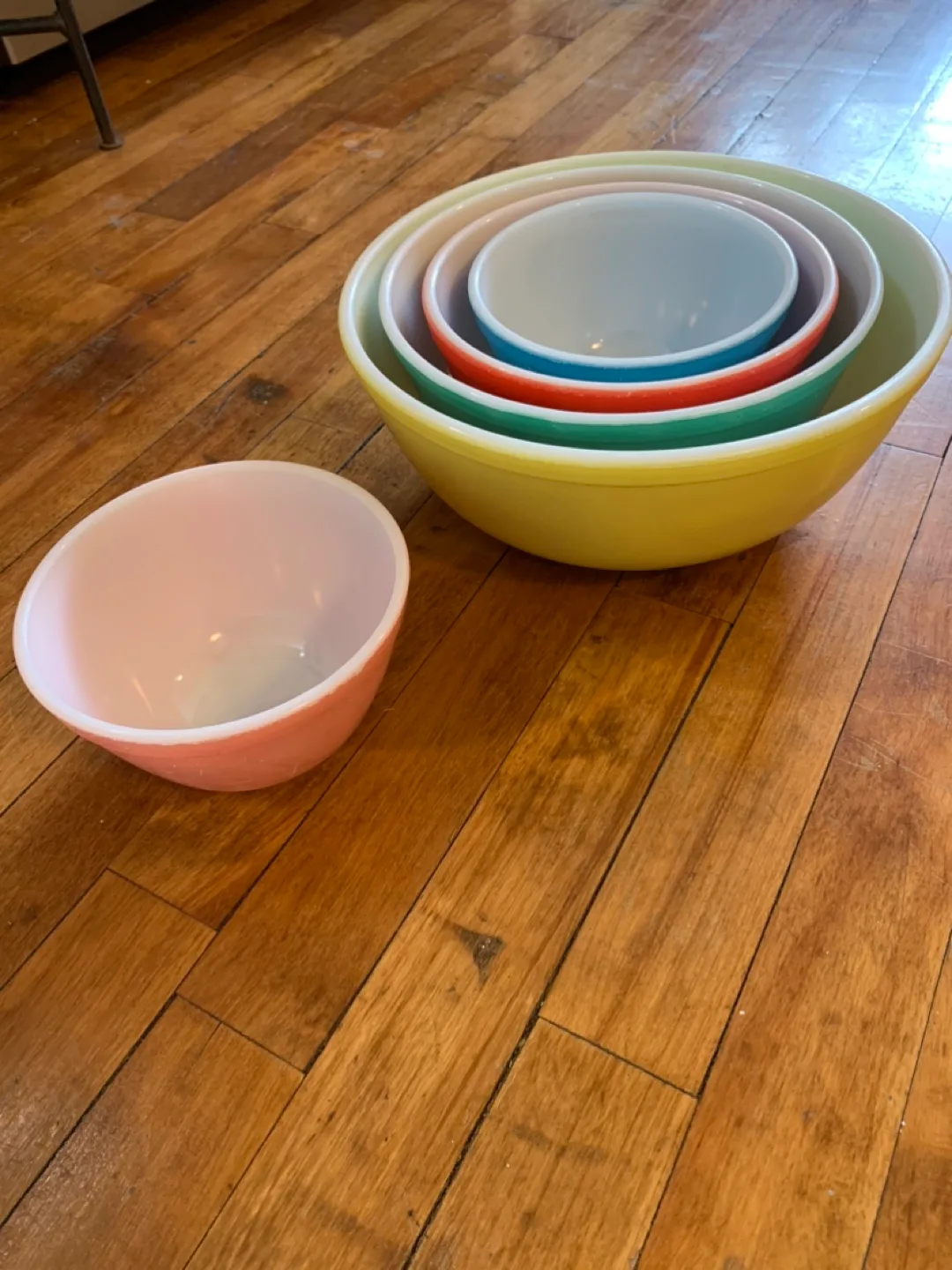 Vintage Pyrex nesting bowls +1 image indicator(2)