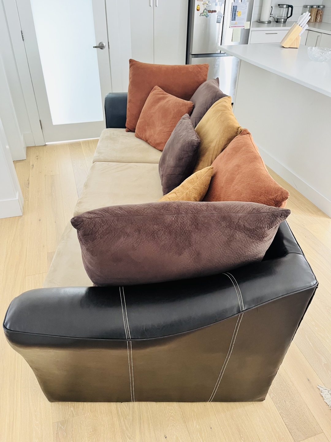 Three-seater sofa with throw pillows - photo 2