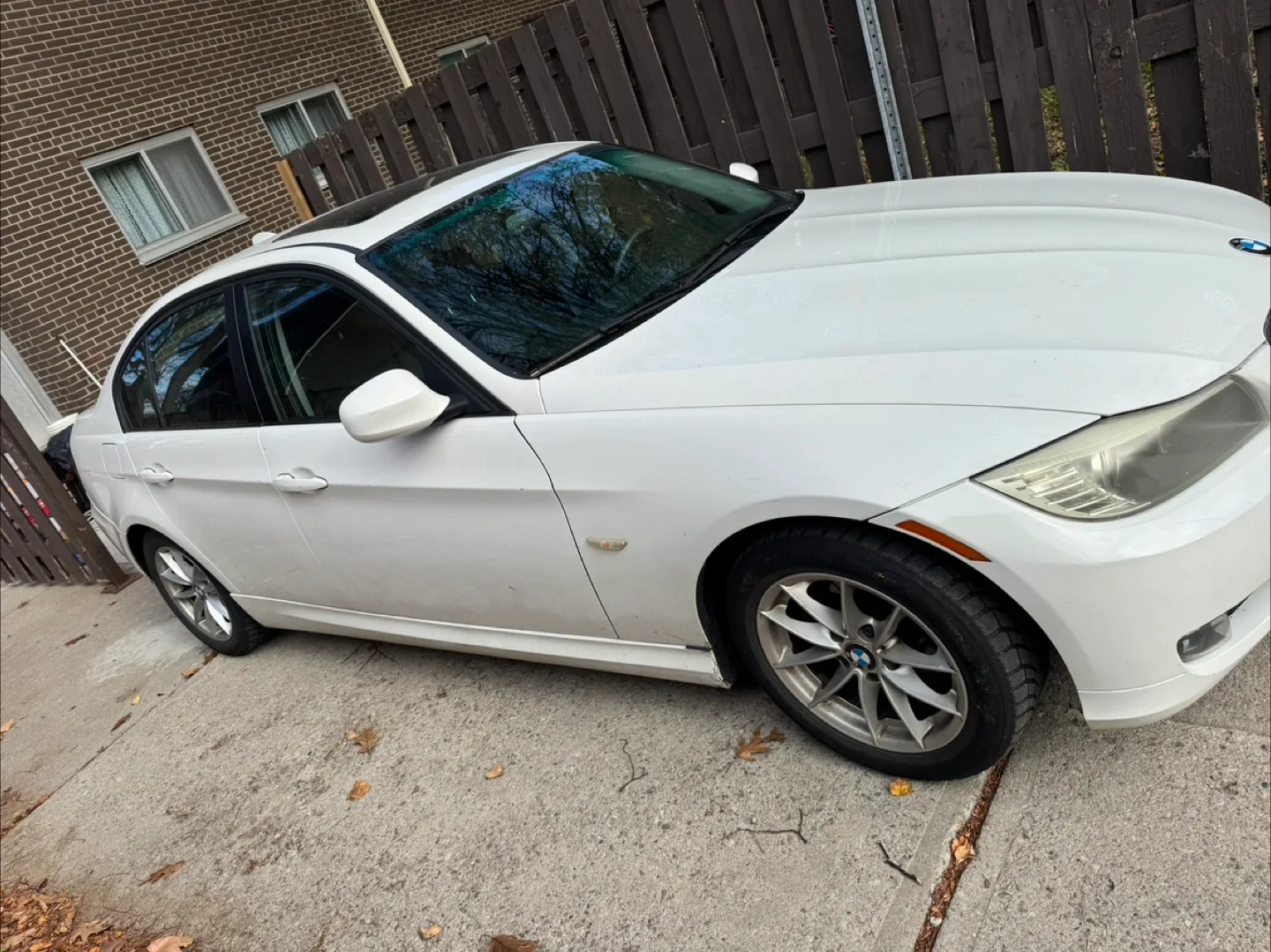 BMW 3 Series Sedan - White image indicator(3)