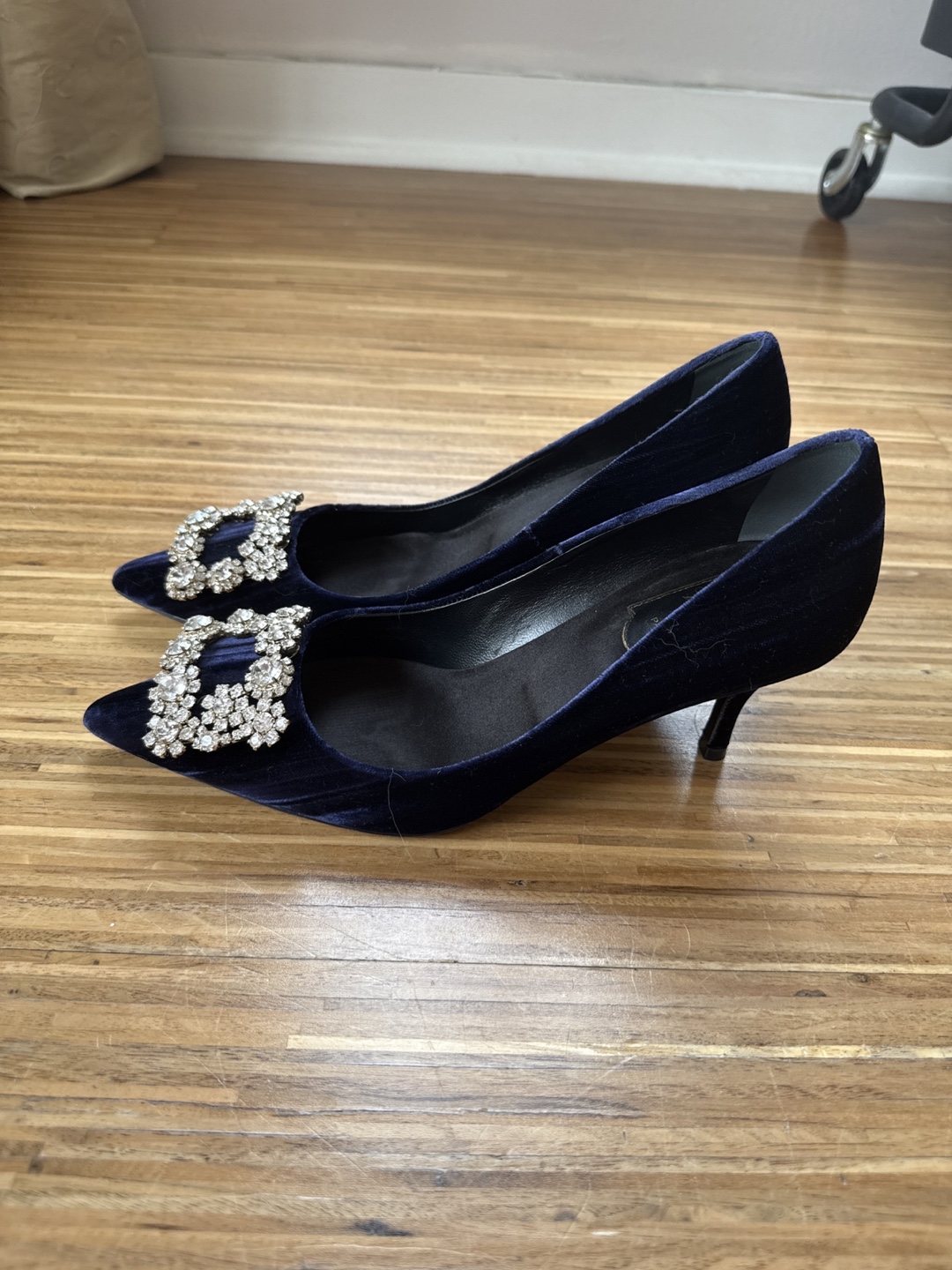 Roger Vivier Decolleté Sin Flower Strass 65 Pumps—Navy Velvet | Karrot