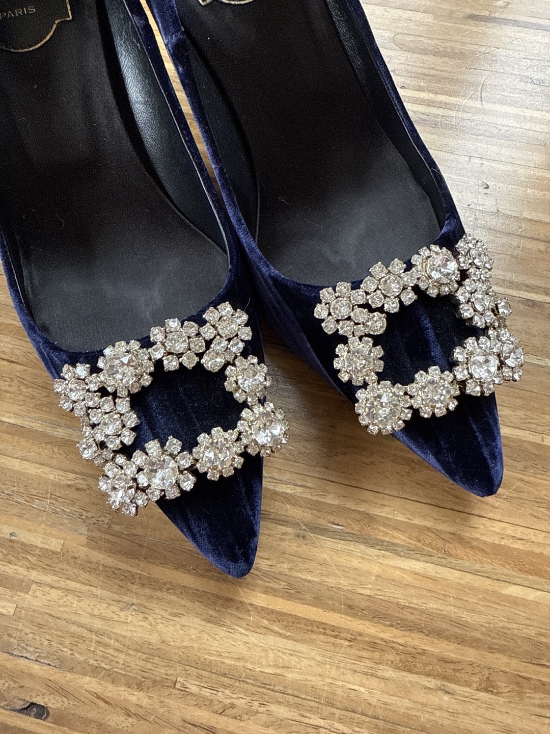 Roger Vivier Decolleté Sin Flower Strass 65 Pumps—Navy Velvet - photo 5