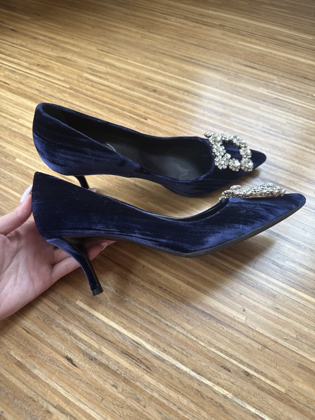 Roger Vivier Decolleté Sin Flower Strass 65 Pumps—Navy Velvet | Karrot