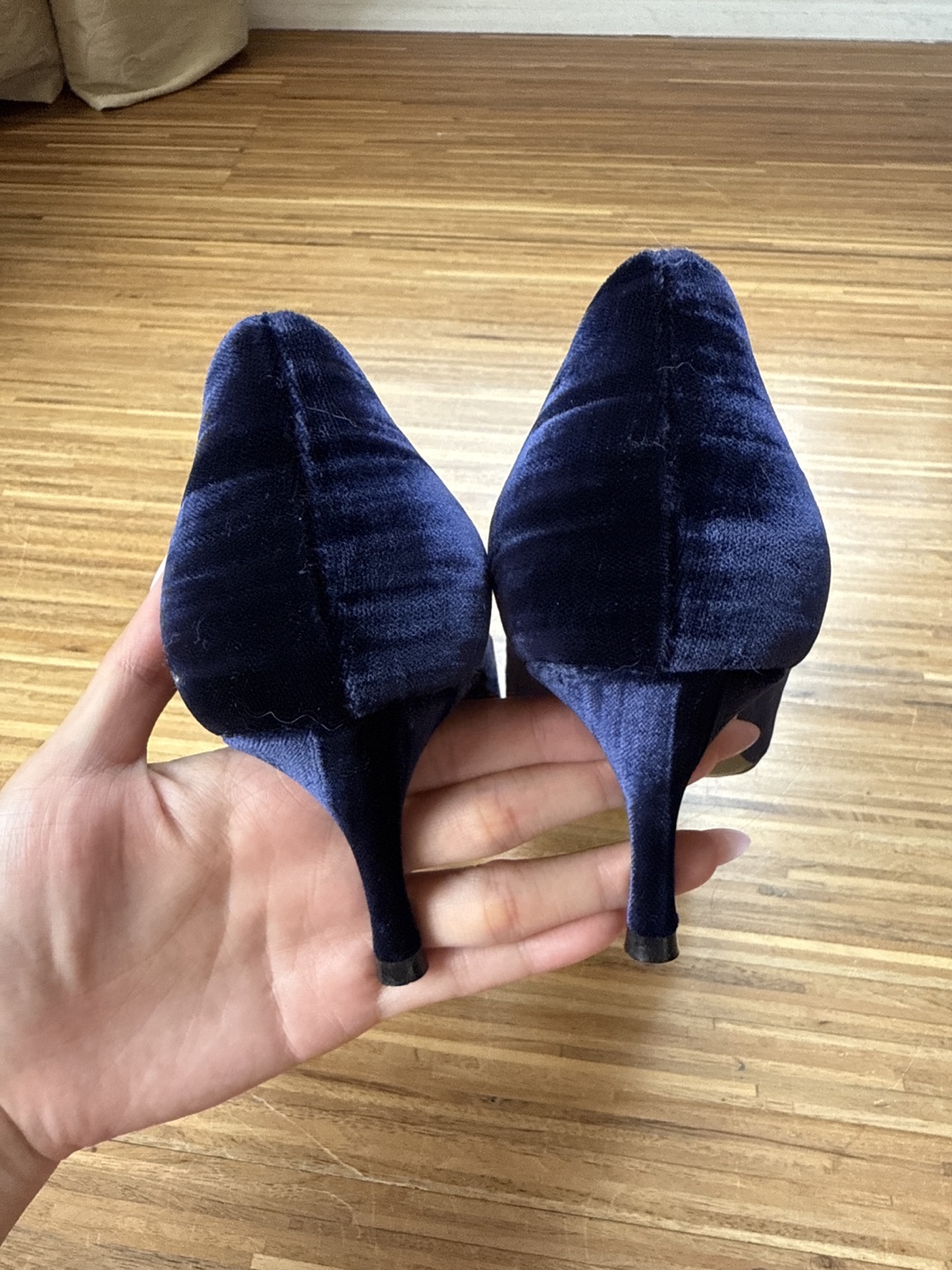 Roger Vivier Decolleté Sin Flower Strass 65 Pumps—Navy Velvet - photo 3