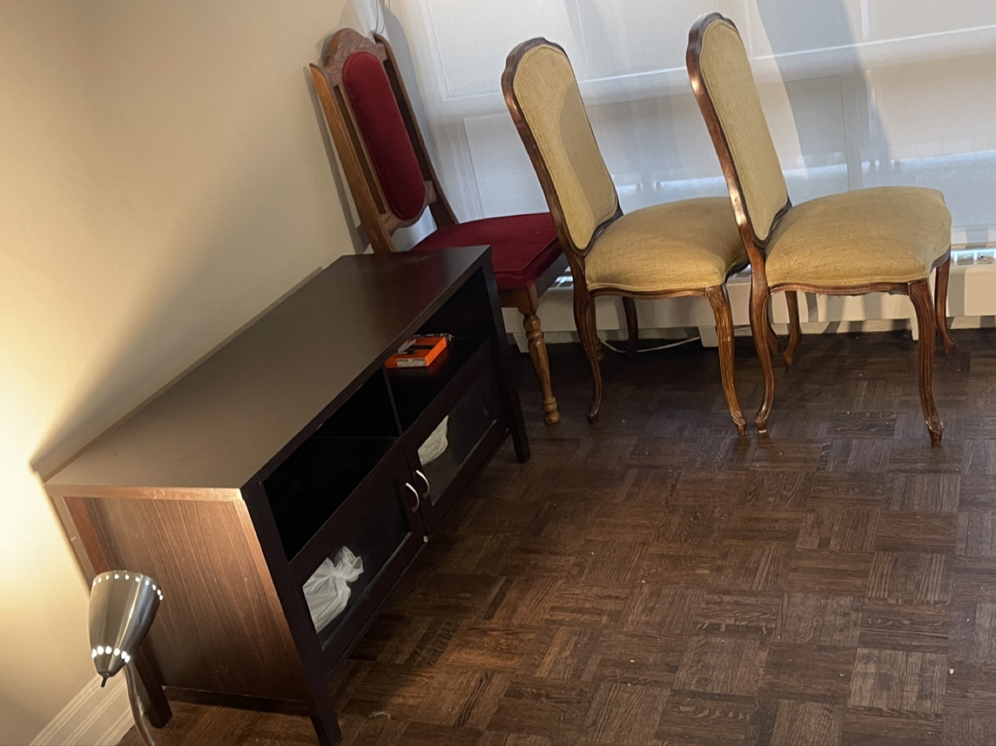 Wooden TV Table and 3 Chairs & small lamp - photo 3