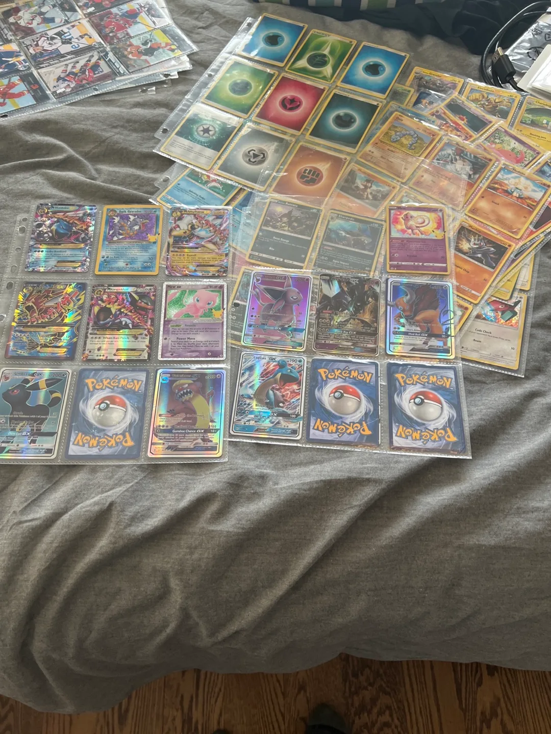 Loads of hockey and Pokémon cards (many rares) image indicator(2)