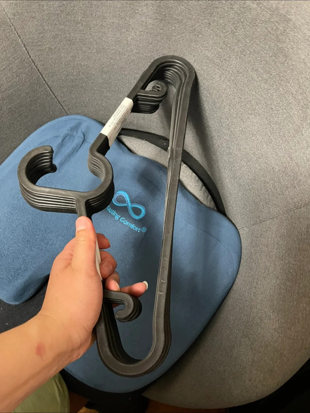 IKEA SPRUTTIG Lightweight Clothes Hangers - Set of 20 image indicator(2)