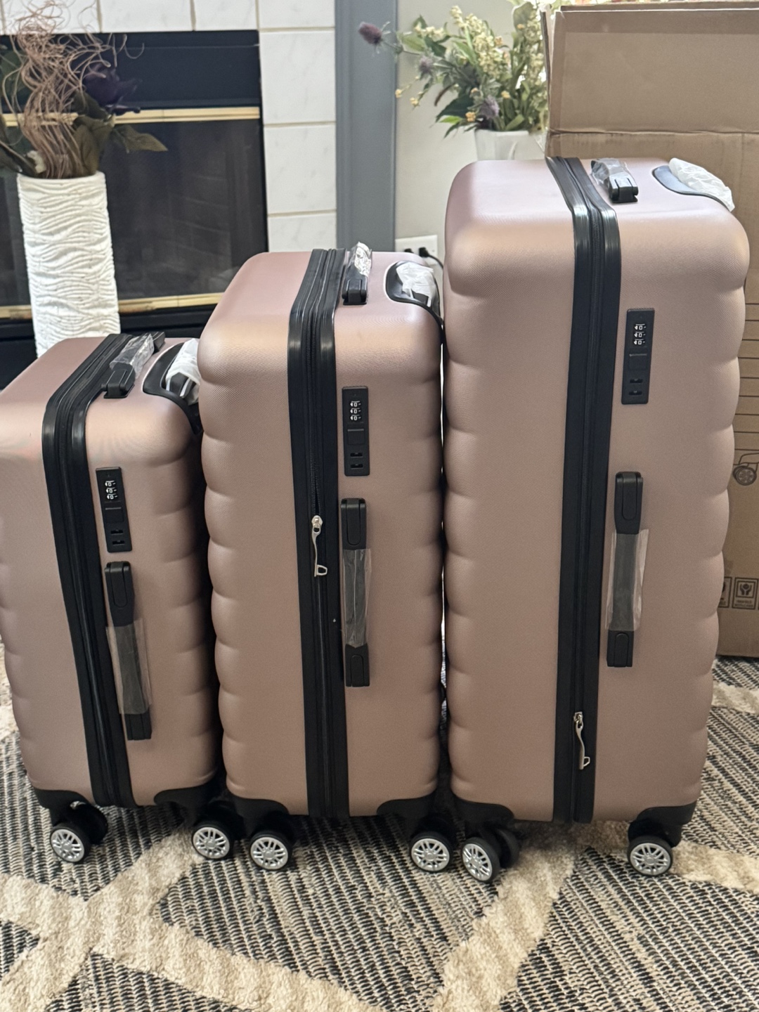 Rose Gold 3-Piece Luggage Set Brand New - photo 2