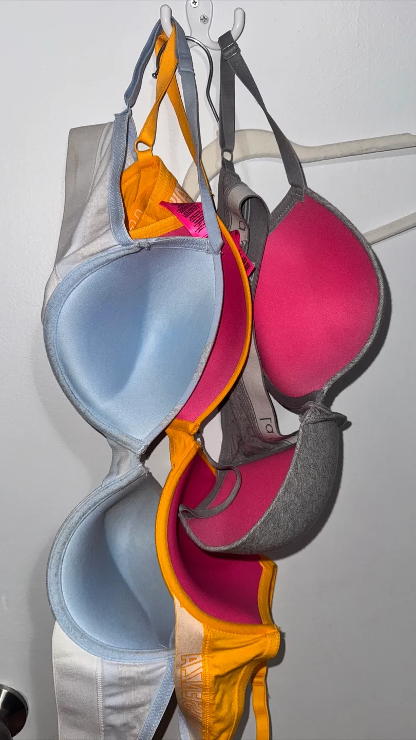 Bundle of 3 bras - 36D - Almost New! image indicator(2)