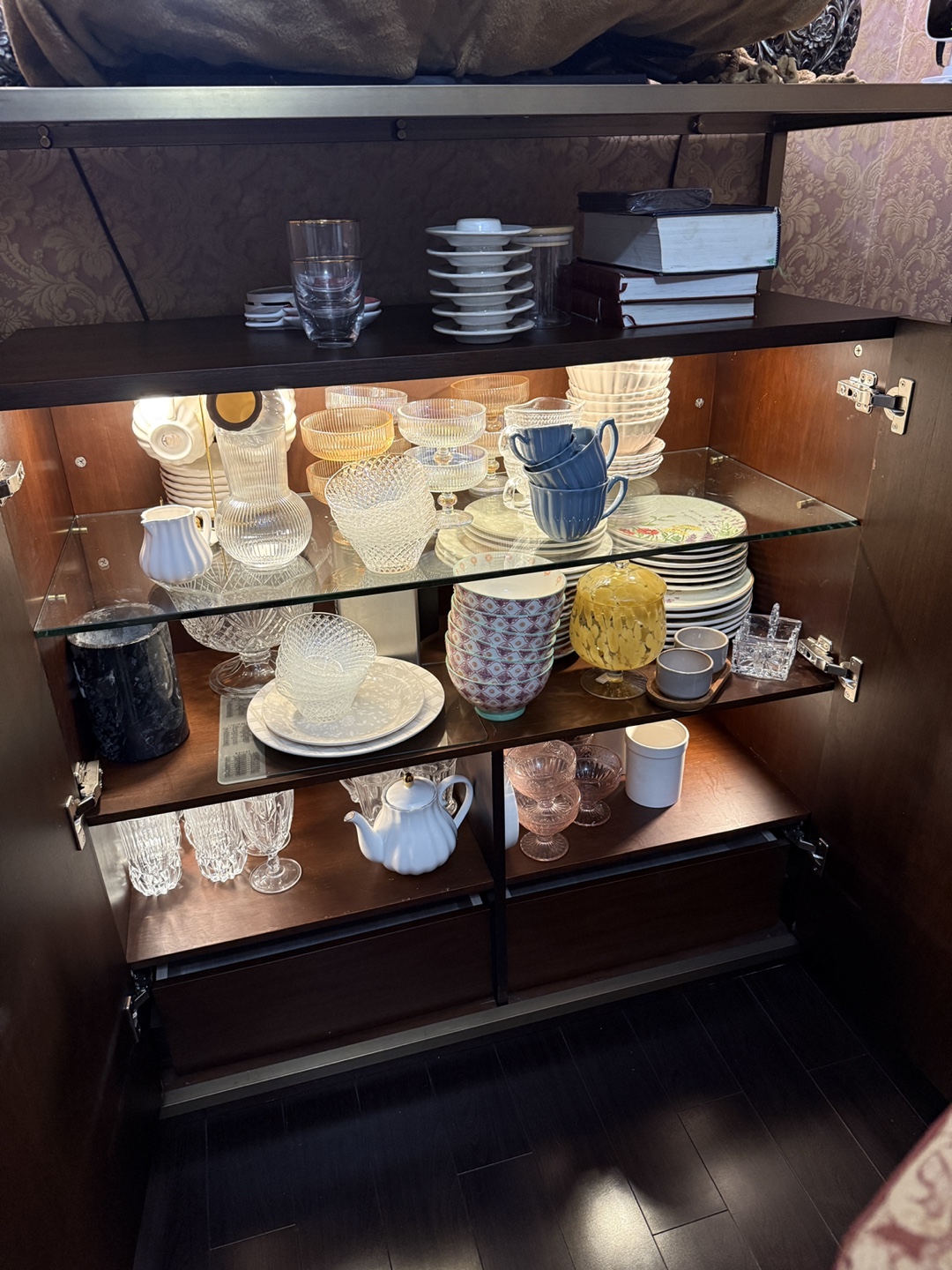 Two-door cabinet with shelving - photo 2