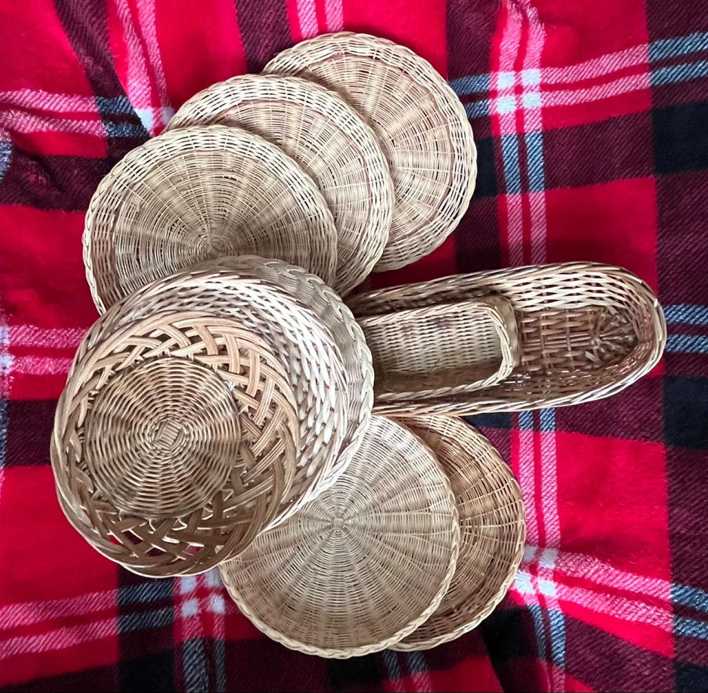 Wicker Picnic Basket Set with Utensil & 4 Mugs image indicator(2)