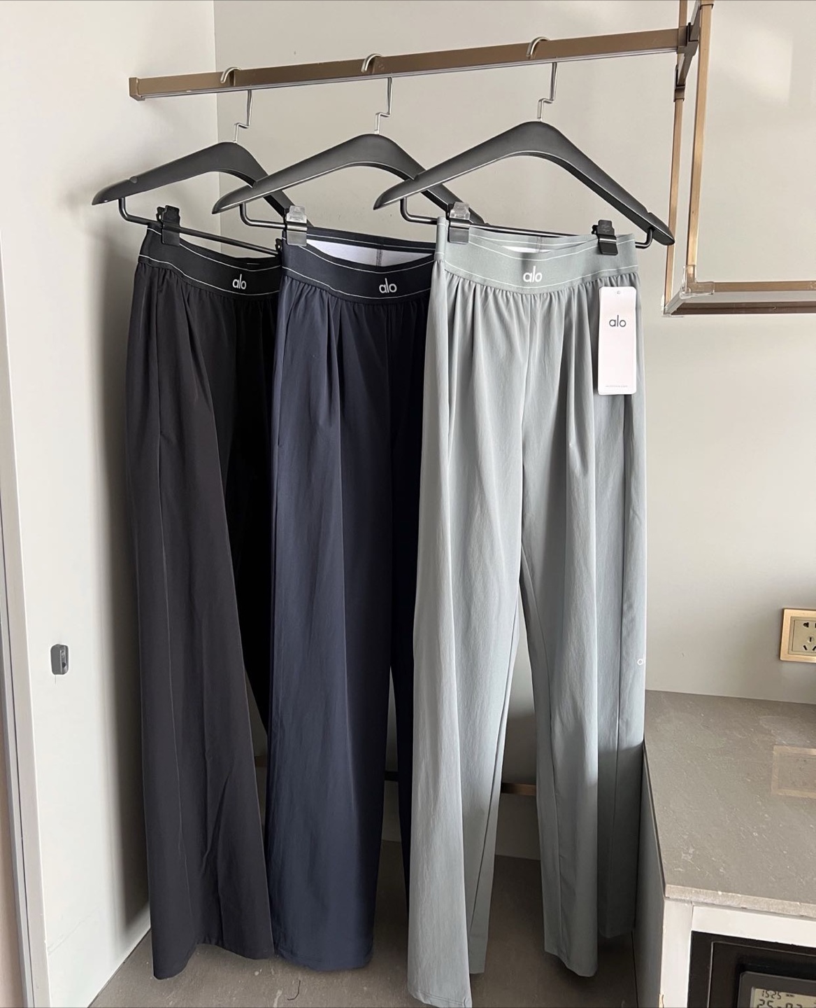 Alo Yoga Suit Up Trouser (Long) - Three colours - Size Small - photo 2