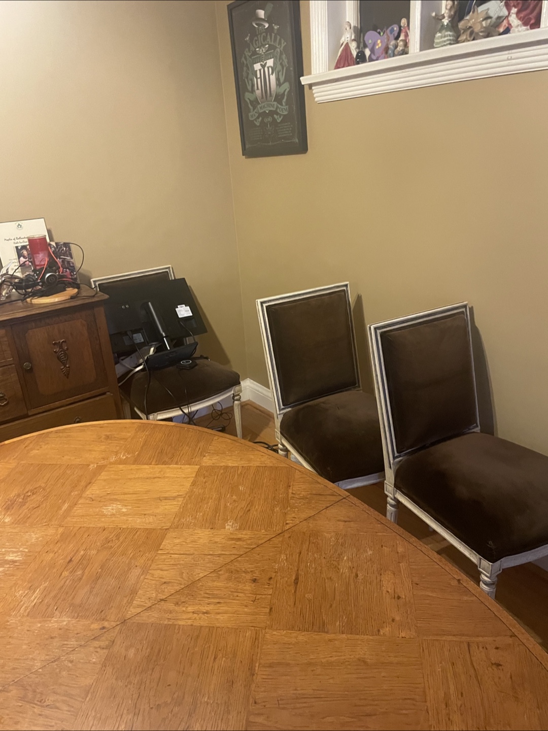 Oval Dining Table with and 8 Chairs