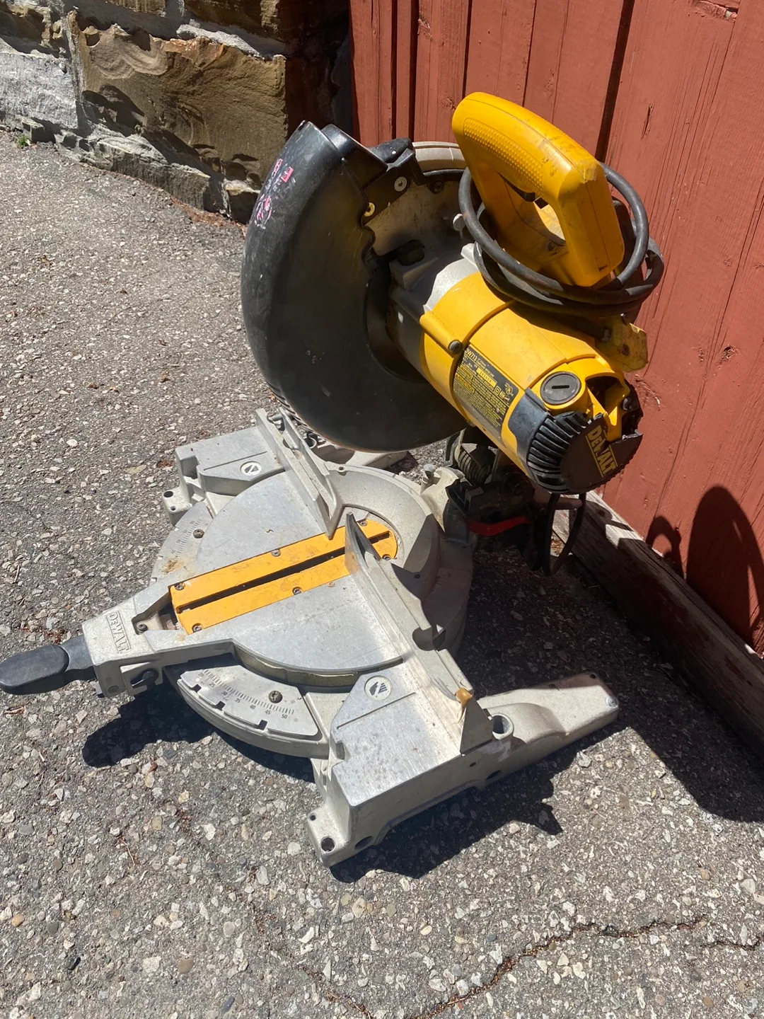 Dewalt 12-inch Compound Miter Saw image indicator(2)