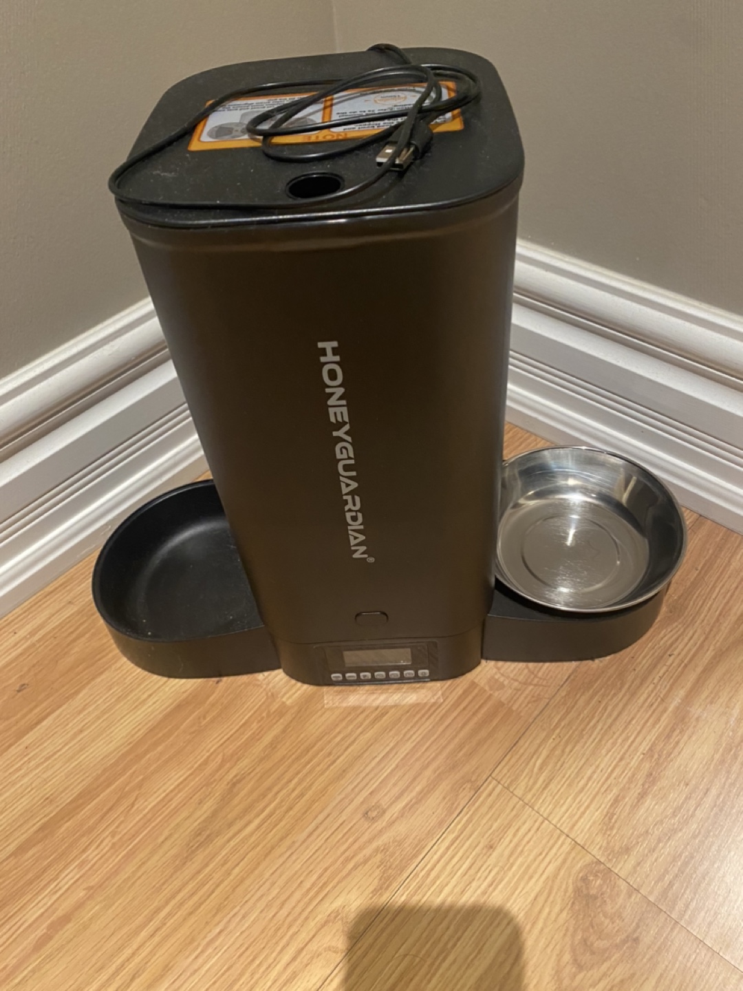 Automatic pet feeder