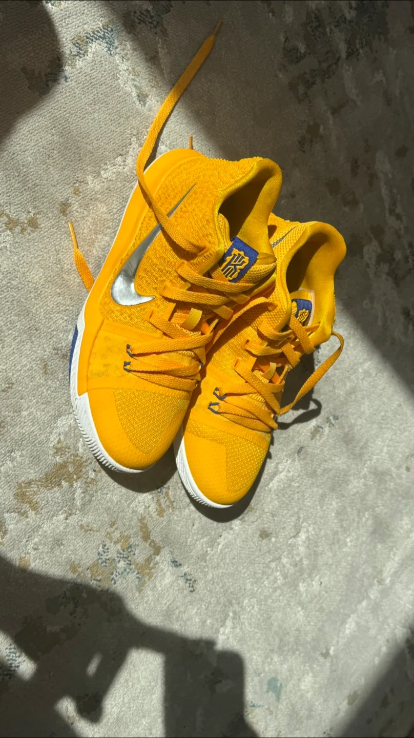 Nike Kid's Kyrie 3 GS image indicator(2)