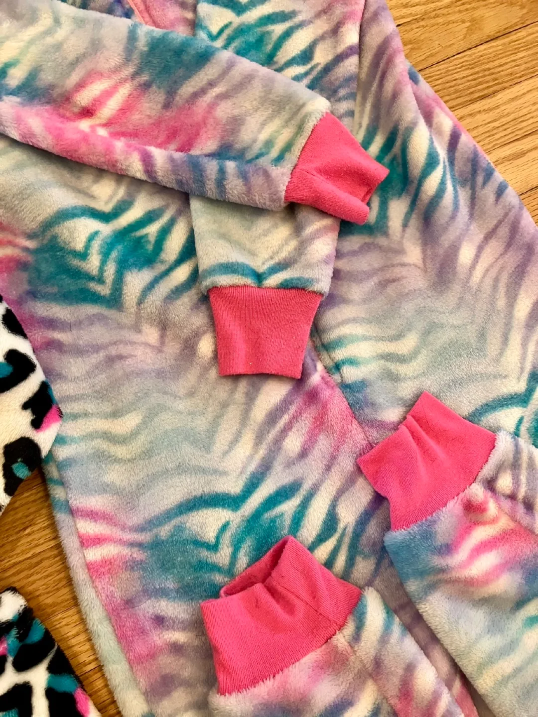 Girls' Size L/G (10/12) Cat & M (7/8) Zebra Fleece Onsie & Robe image indicator(5)