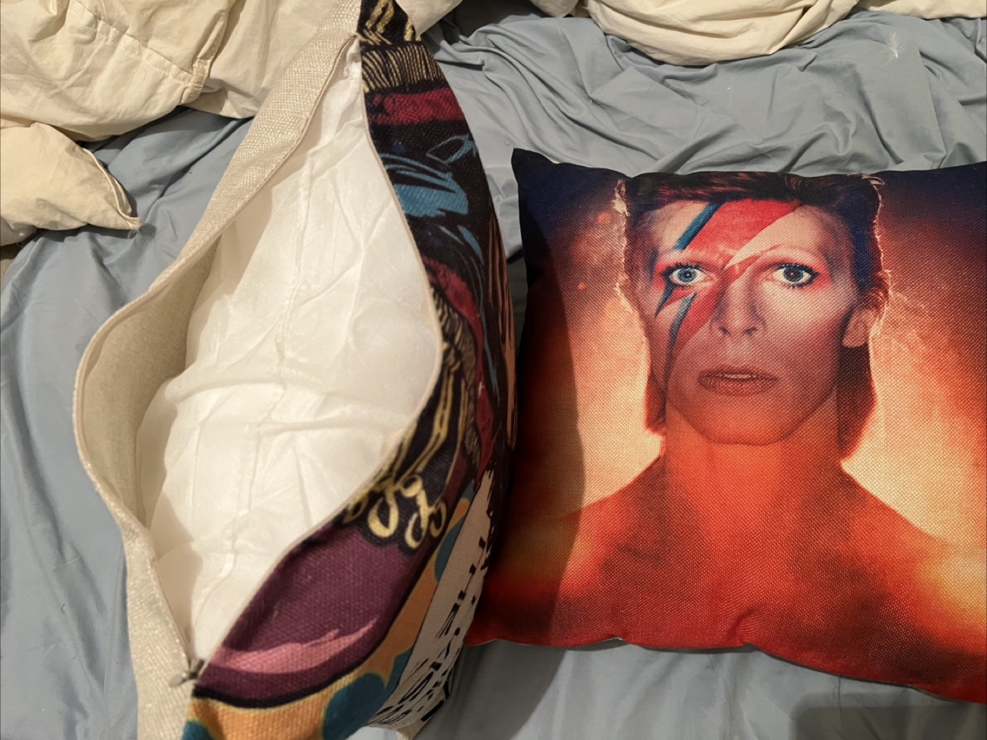 Two decorative throw pillows: Jimi Hendrix & David Bowie - photo 3