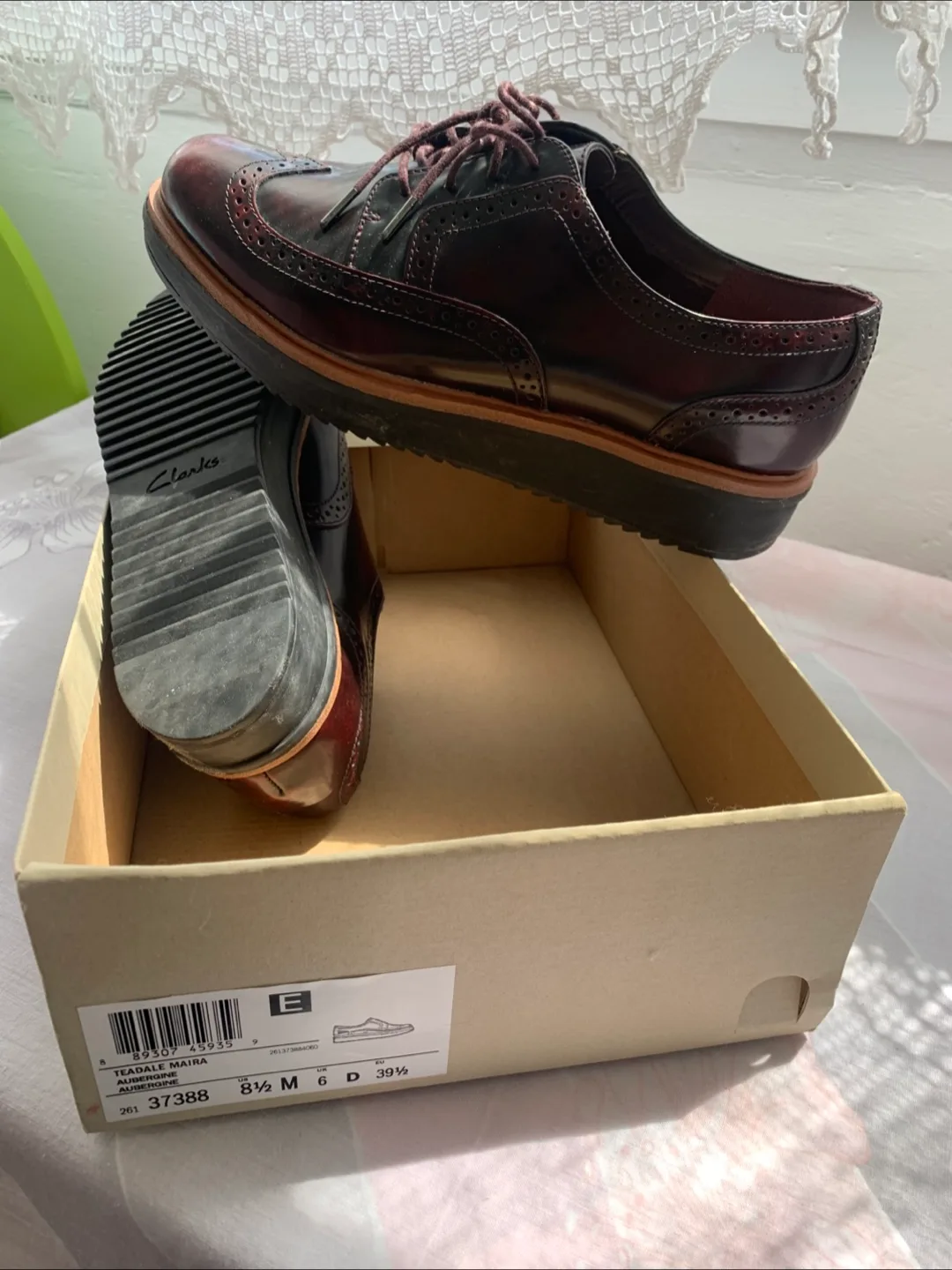 Clarks Women's Burgundy Leather Brogue Oxfords Size 8 1/2 image indicator(2)