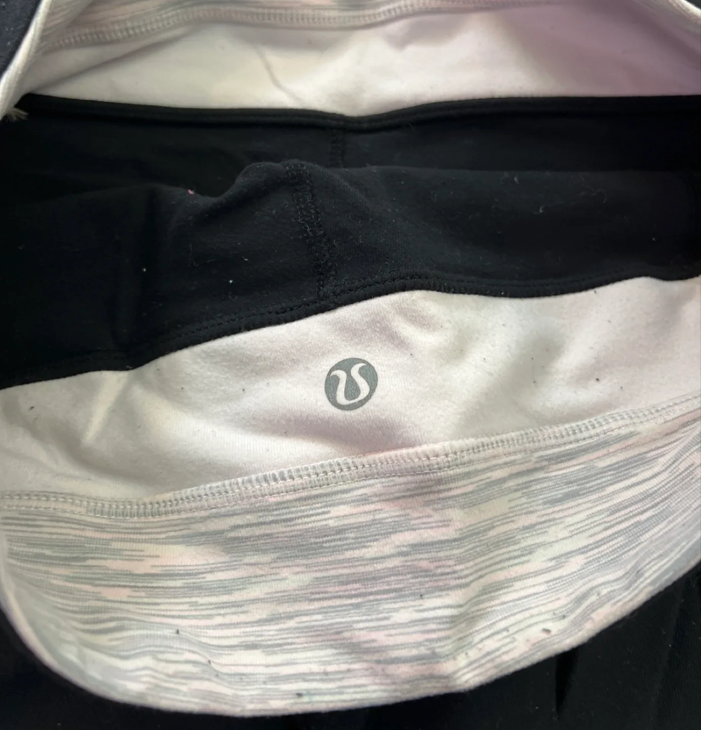 🍒 reversible Lululemon Black Crop Leggings image indicator(3)