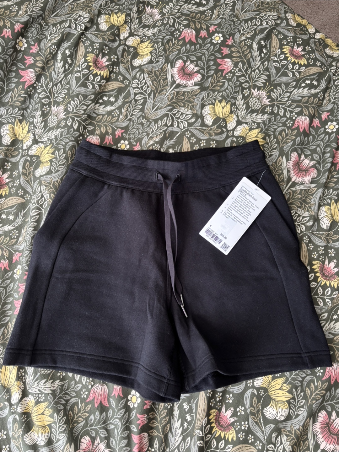 Lululemon Scuba High-Rise Short 5" - Size 6 - Black