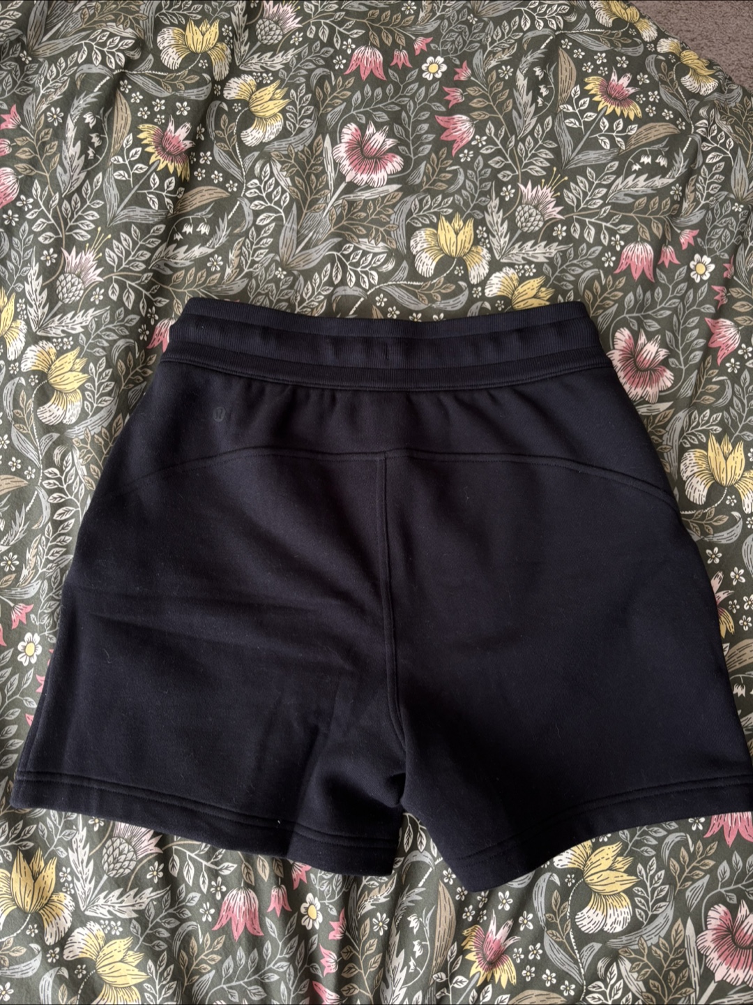 Lululemon Scuba High-Rise Short 5" - Size 6 - Black - photo 2