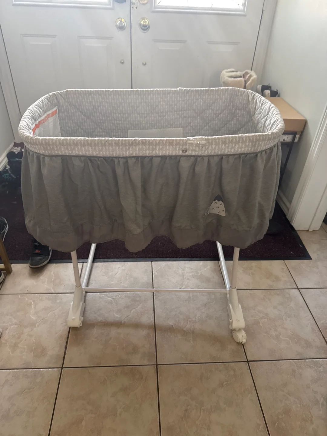 Baby bassinet with stand thumbnail