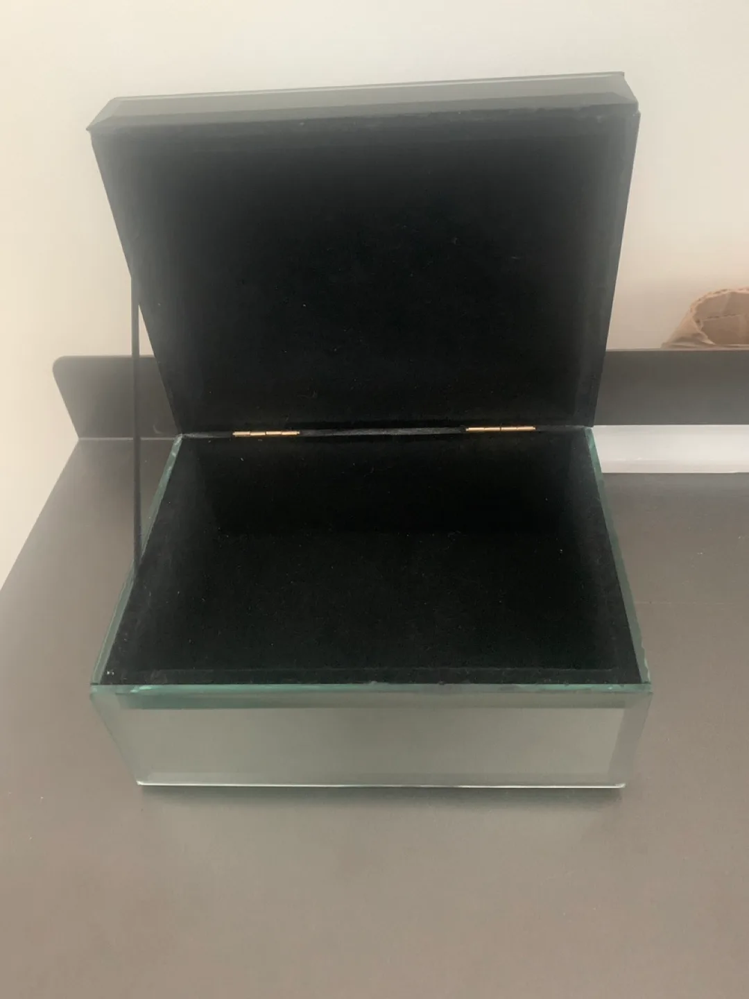 Black Mirrored Jewellery Box with Velvet Interior image indicator(4)