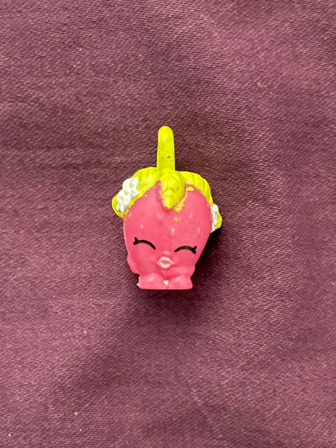 Shopkins Lil' Secrets Strawberry Kiss Charm thumbnail