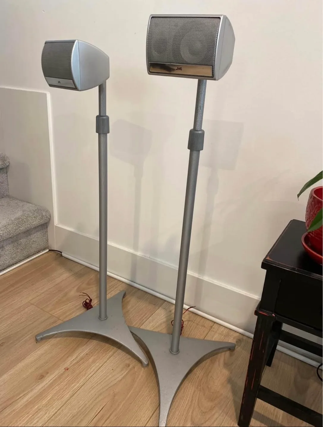 JVC SATELLITE SPEAKERS AND METAL STANDS image indicator(2)